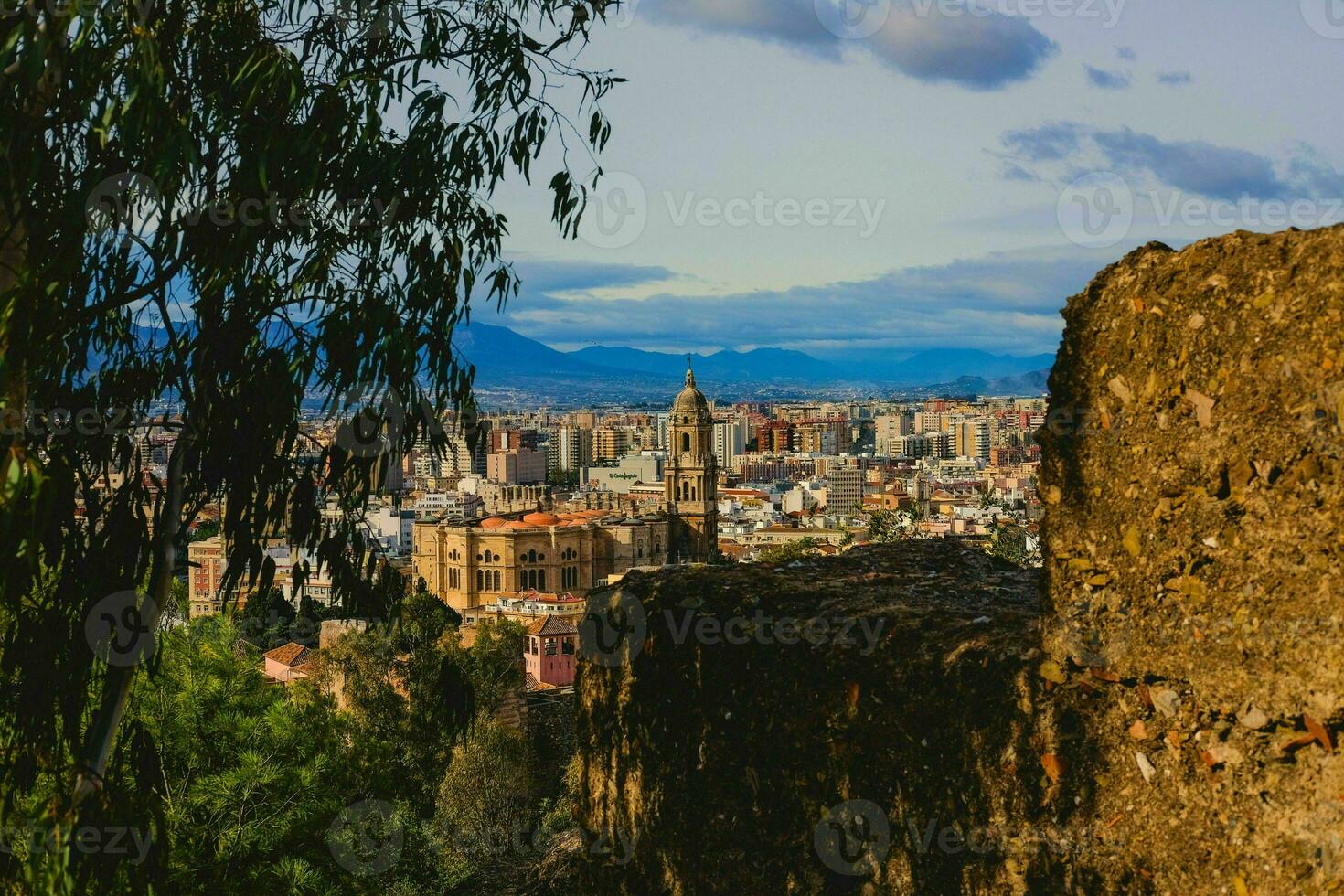 Aussicht von das Spanisch Stadt von Girona foto