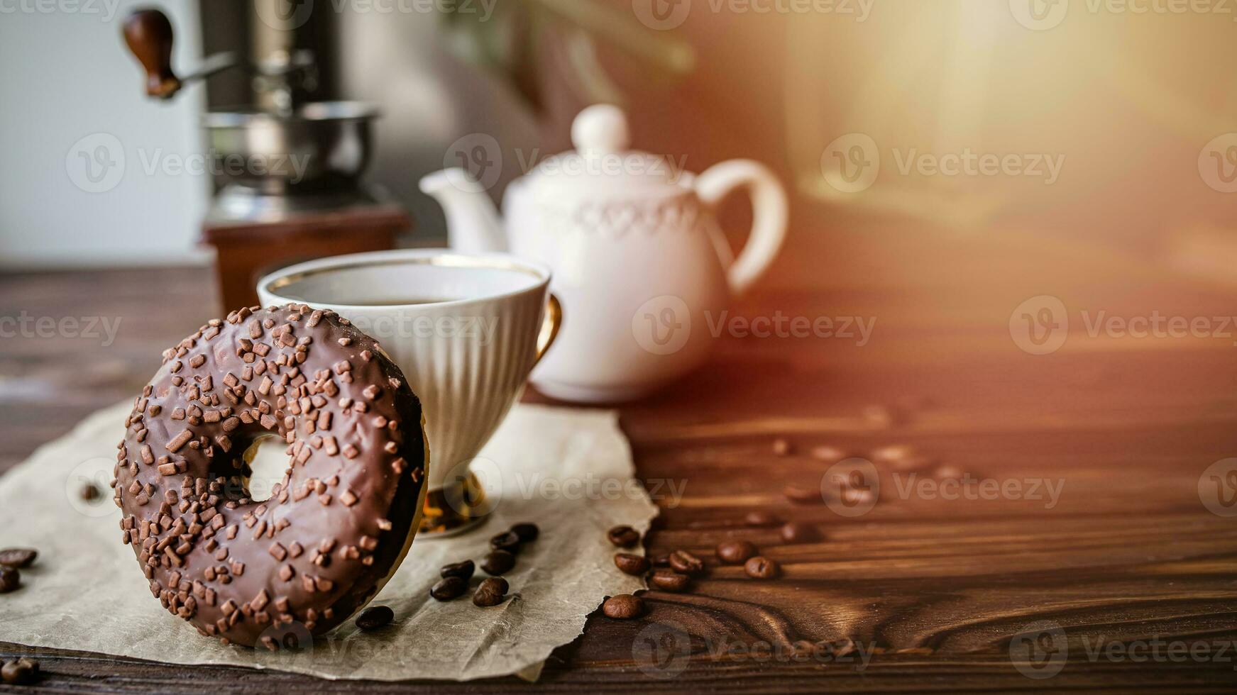 Schokolade Krapfen zum Morgen Frühstück. Weiß Jahrgang Kaffee Tasse mit Bohnen auf rustikal Tabelle foto