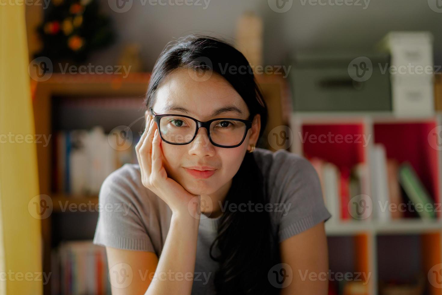 Geschäftsfrau mit Brille und Lächeln foto