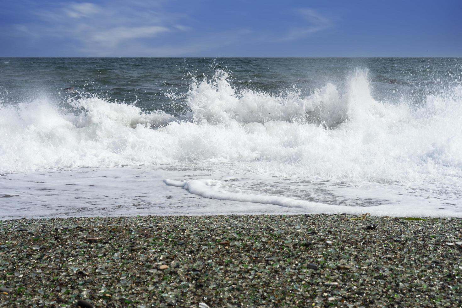 schöne Welle auf dem Hintergrund der Seelandschaft. foto