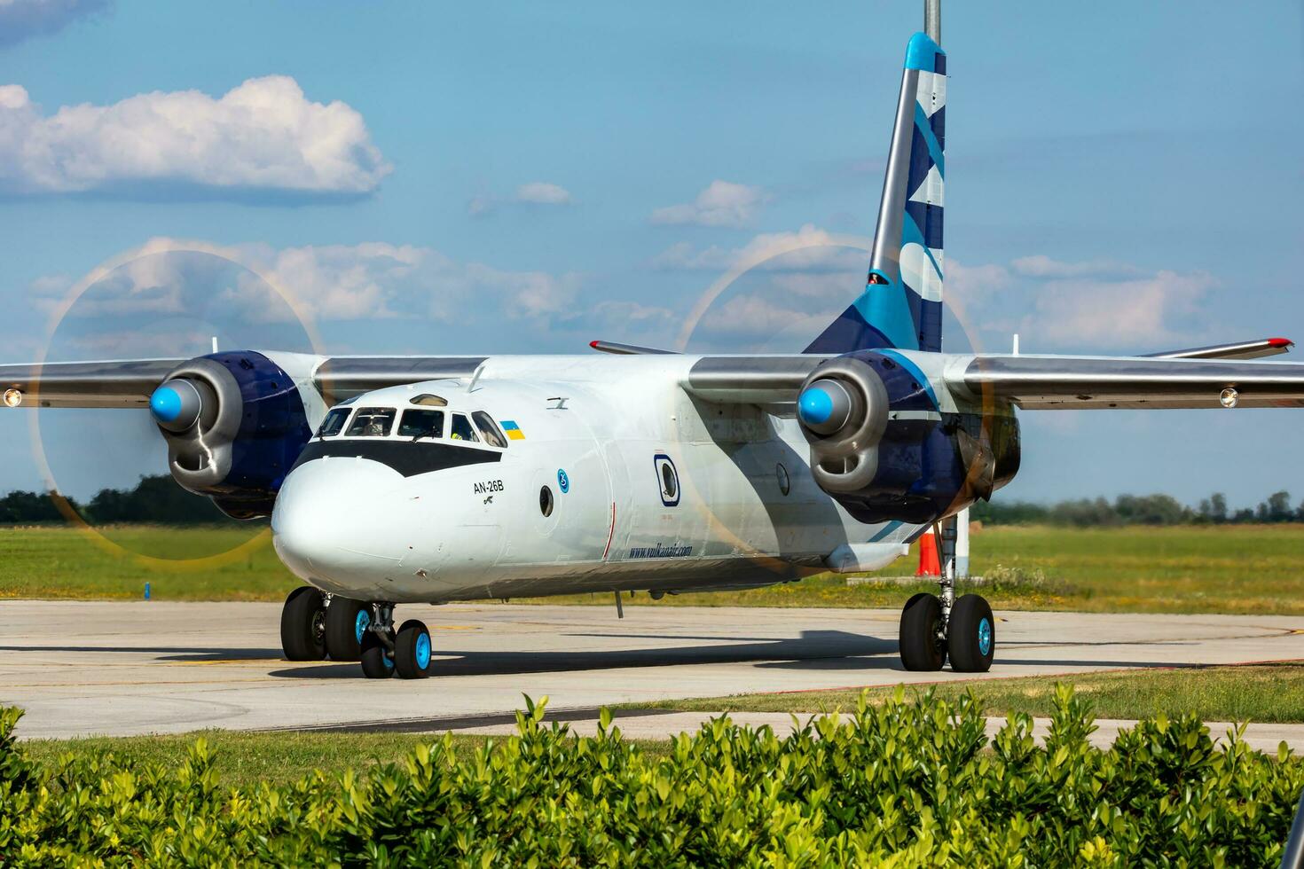 Vulkan Luft Ladung Flugzeug beim Flughafen. Luft Fracht und Versand. Luftfahrt und Flugzeug. Transport Industrie. global International Transport. fliegen und fliegend. foto