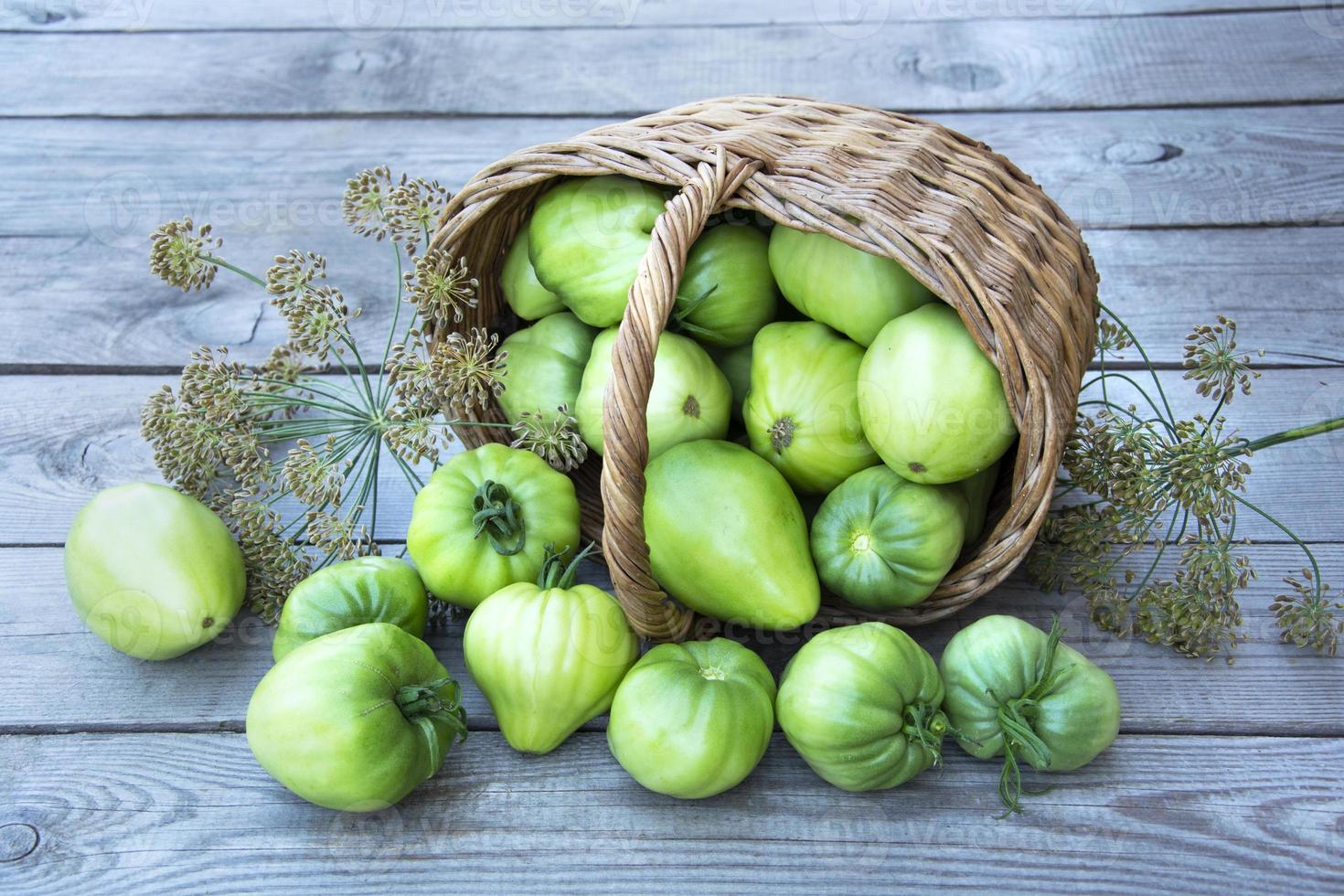 Weidenkorb mit Gemüsenahaufnahme. ein Korb mit Tomaten foto