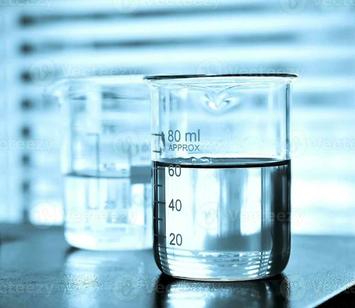 Labor Glaswaren beim Labor Hintergrund im Blau Ton foto