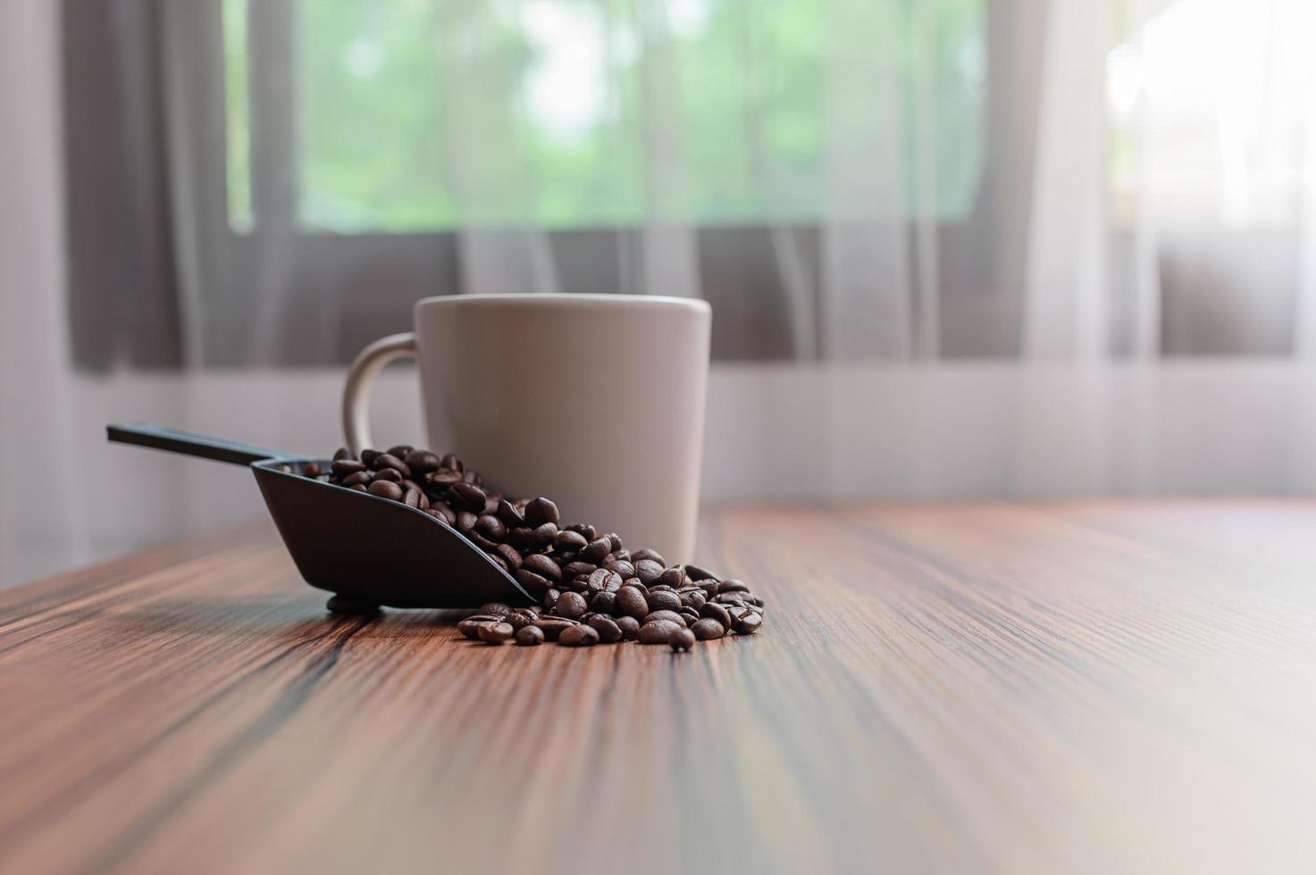 Kaffeebecher und Kaffeebohnen für mehr Energie foto