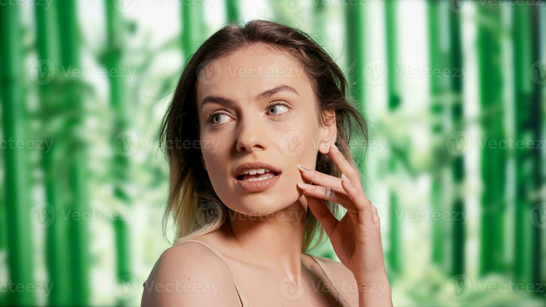 kaukasisch Frau Umarmen Unvollkommenheiten Über Bambus Hintergrund, fördern Shampoo und Conditioner auf Kamera. jung makellos Modell- Werbung Haar Pflege und Schönheit Routine im Studio. foto