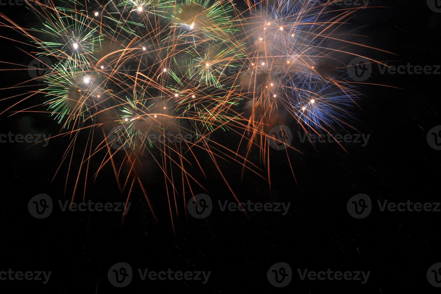 buntes Feuerwerk, das das neue Jahr begrüßt foto