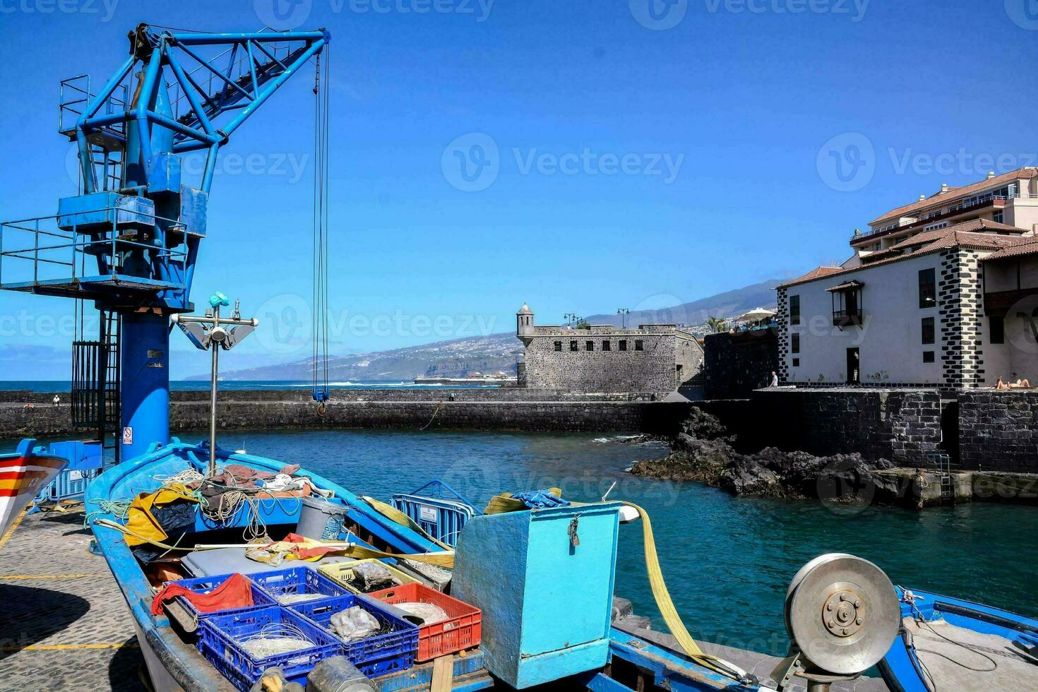 ein Angeln Boot angedockt im das Hafen mit Blau Wasser foto