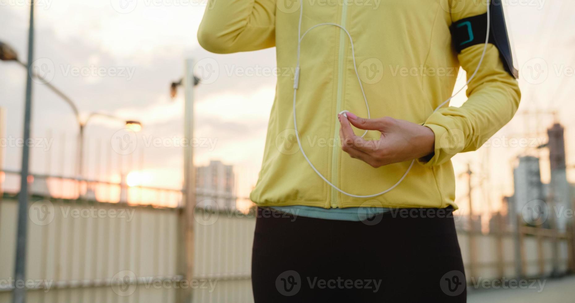 asiatische Sportlerin trainiert mit dem Smartphone zum Musikhören. foto