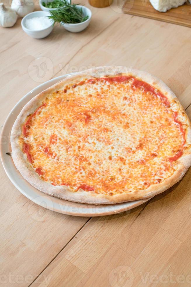 traditionelle italienische Pizza Margherita mit Tomaten, Mozzarella-Käse foto