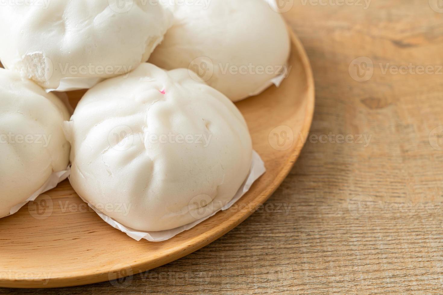 gefüllte Dampfbrötchen auf Holzplatte foto