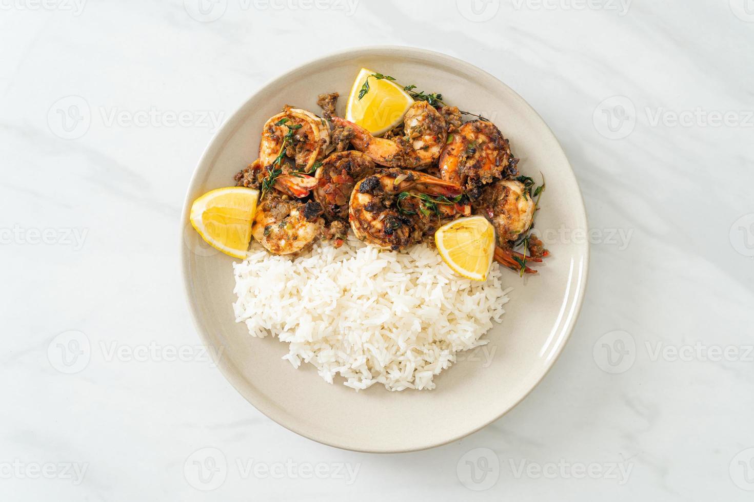 Jerk Shrimps oder gegrillte Shrimps nach Jamaika-Art mit Reis foto