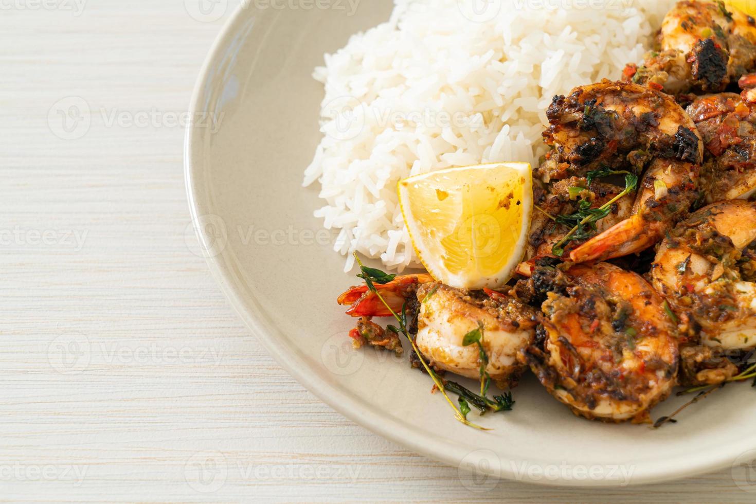 Jerk Shrimps oder gegrillte Shrimps nach Jamaika-Art mit Reis foto