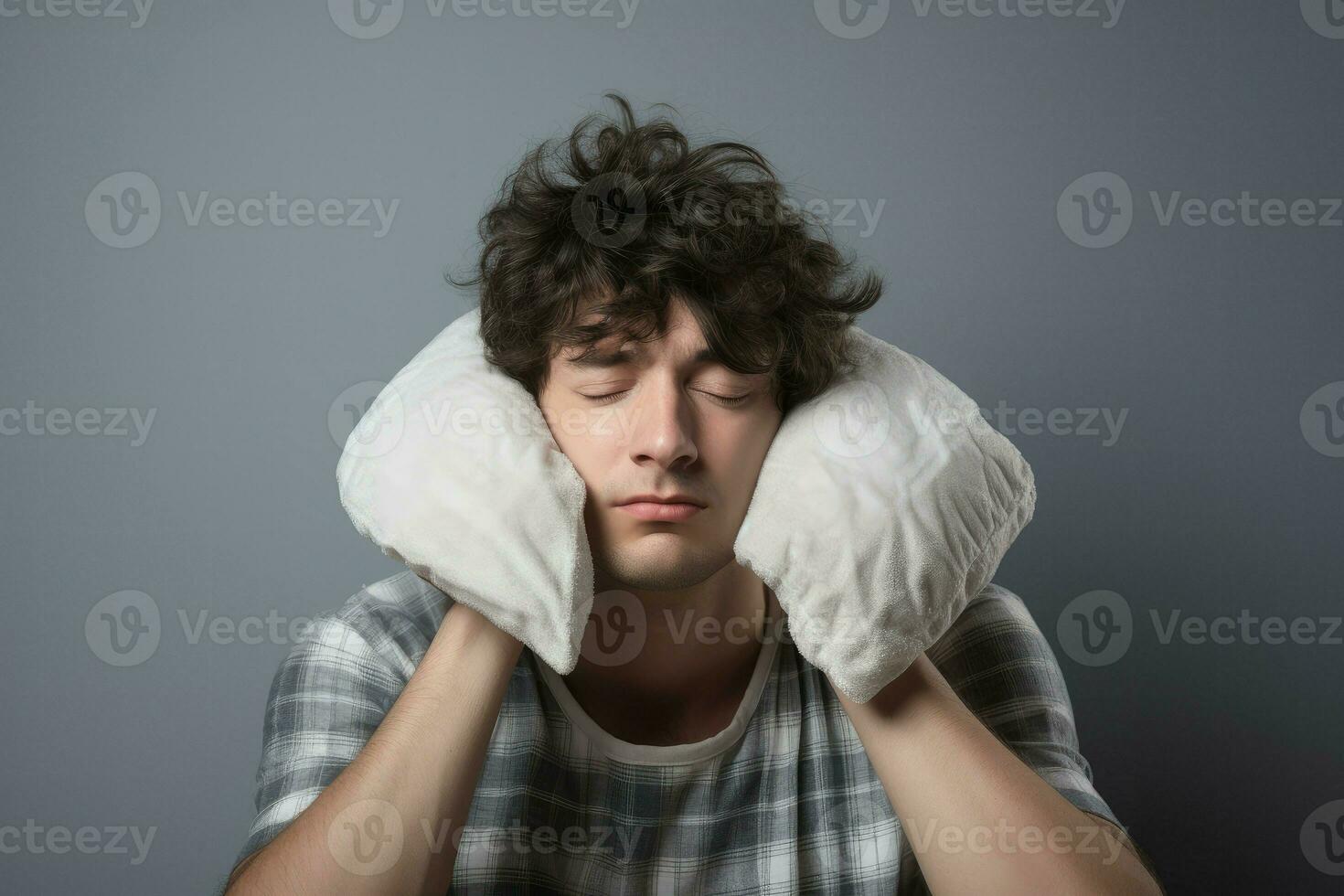 müde Mann Abdeckung Ohren mit Kissen im Zimmer. generieren ai foto