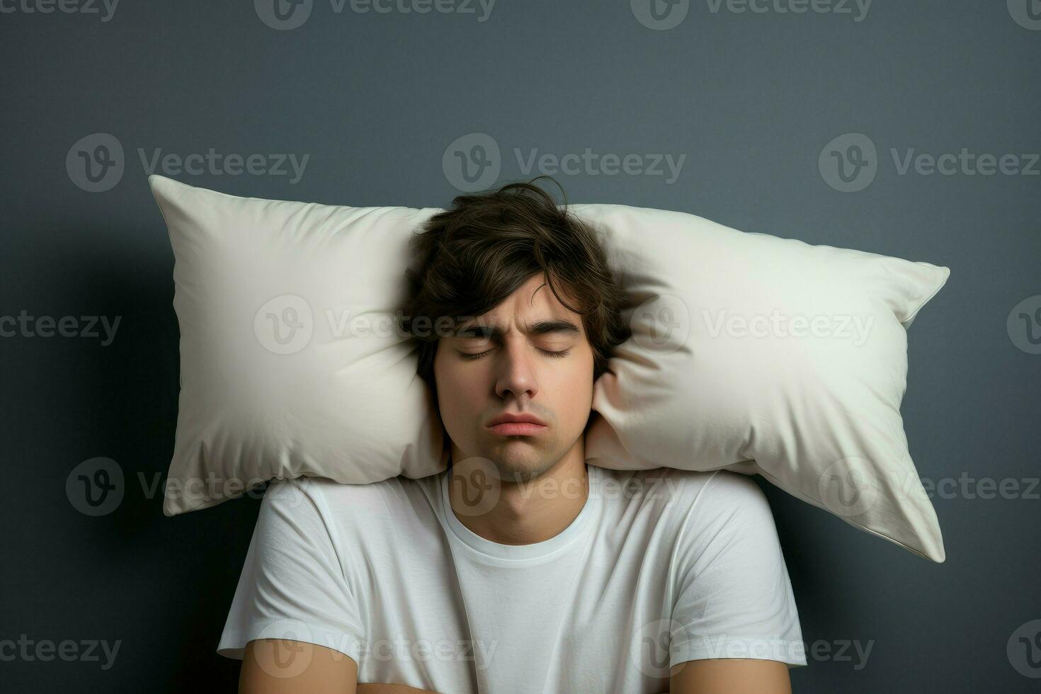müde Mann Abdeckung Ohren mit Kissen im Bett. generieren ai foto
