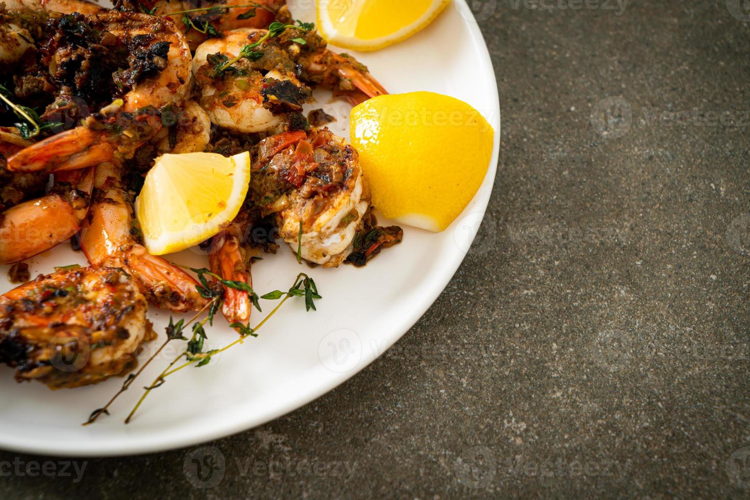 Jerk Shrimps oder gegrillte Shrimps nach Jamaika-Art mit Reis foto