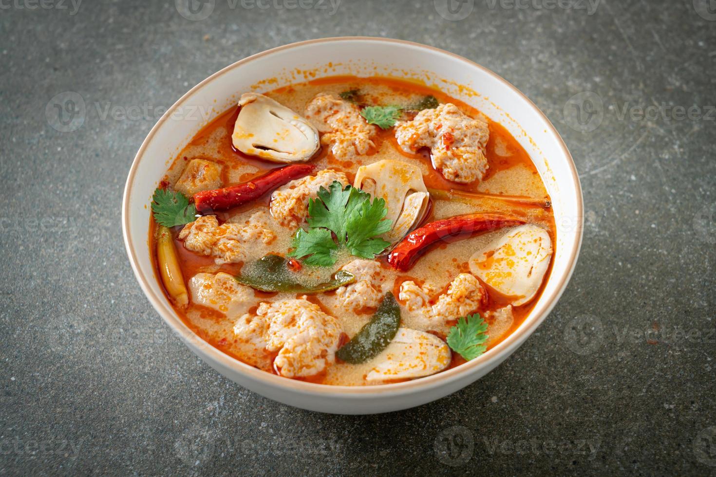 würzige gekochte Schweinesuppe mit Pilzen - Tom Yum foto