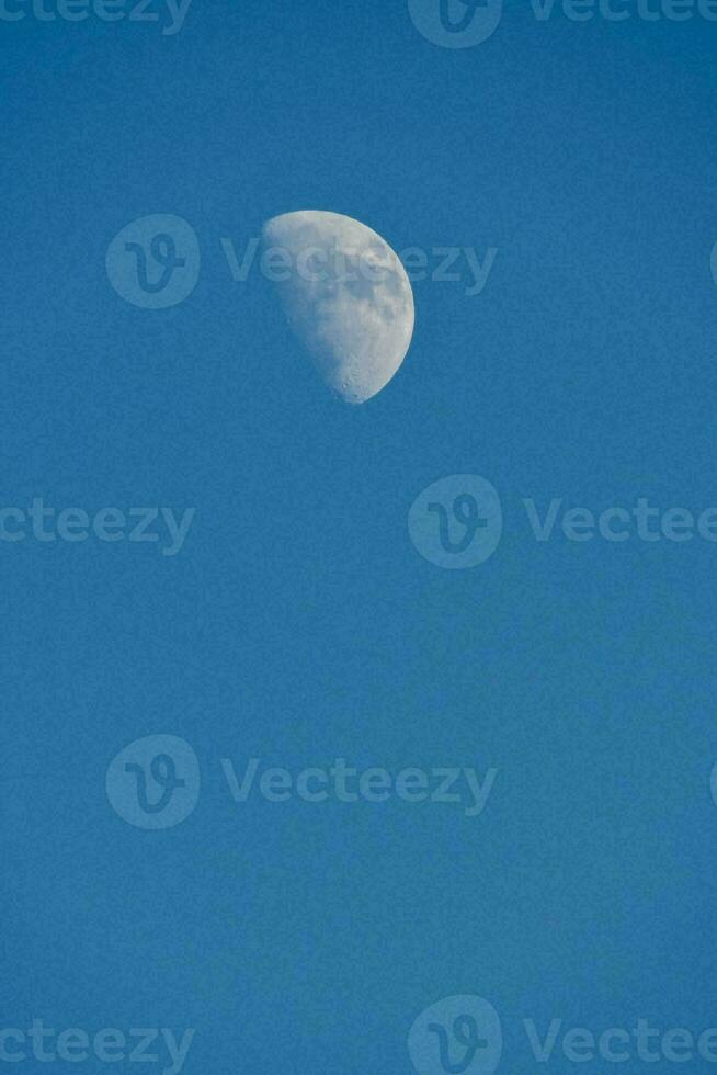 Mond auf blauem Himmel foto