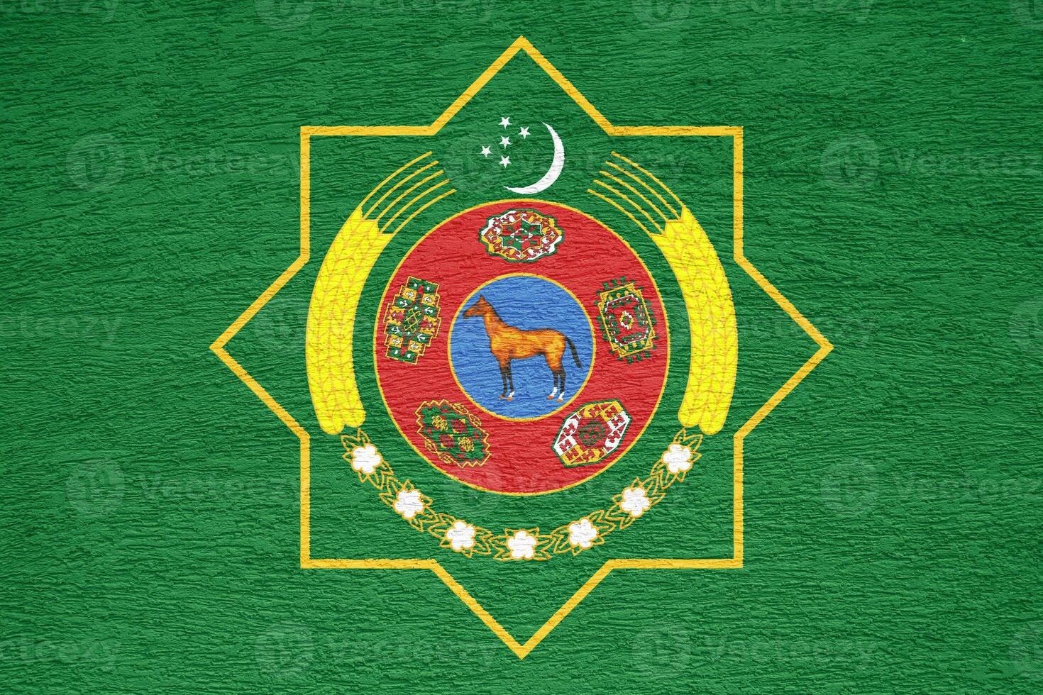 Flagge und Mantel von Waffen von Turkmenistan auf ein texturiert Hintergrund. Konzept Collage. foto