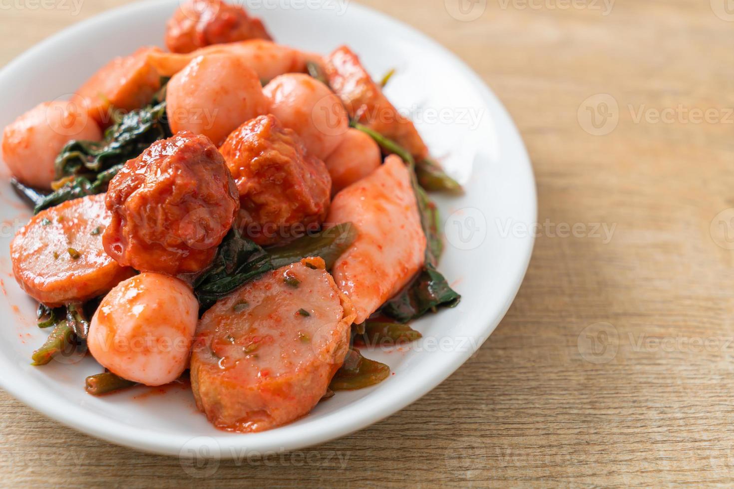 frittierte Fischbällchen mit Yentafo-Sauce verrühren foto