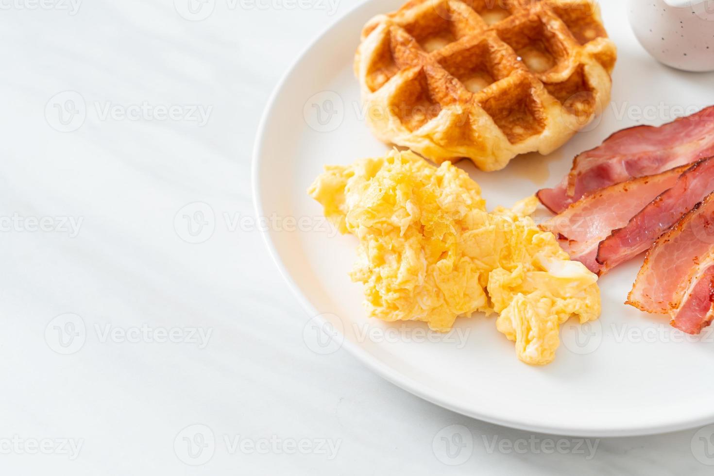 Rührei mit Speck und Waffel foto