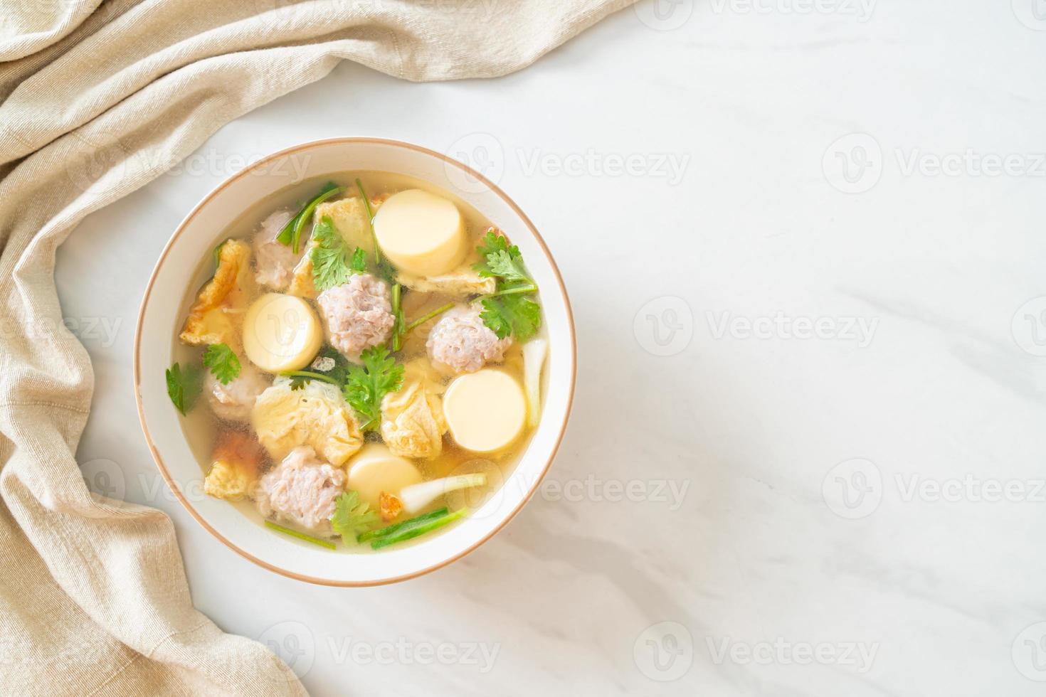 Spiegeleiersuppe oder Omelettsuppe foto