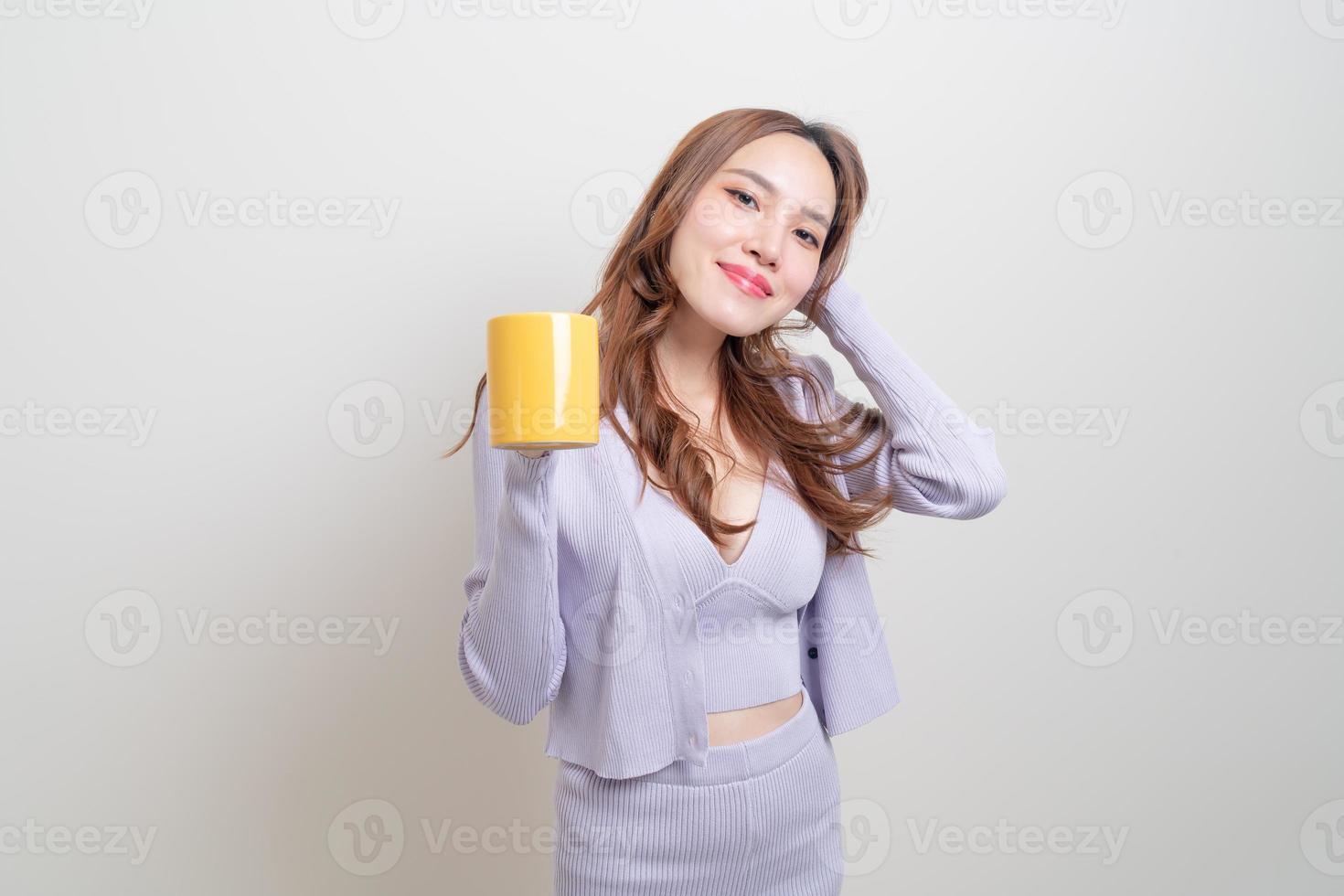 Porträt schöne asiatische Frau mit Kaffeetasse oder Tasse foto