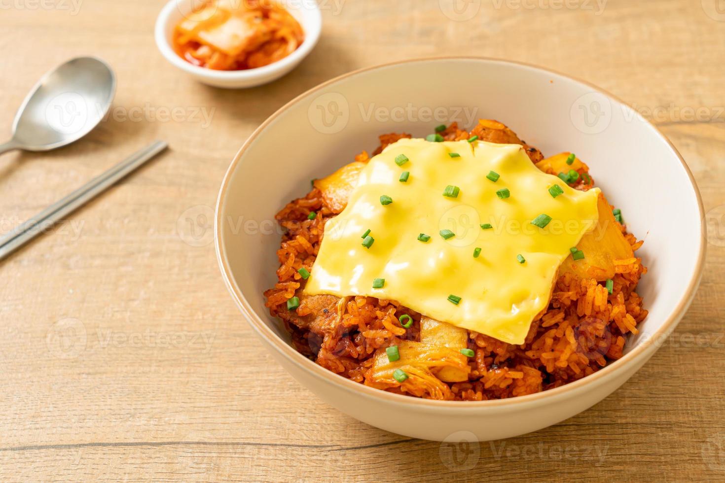 gebratener Kimchi-Reis mit Schweinefleisch und belegtem Käse foto