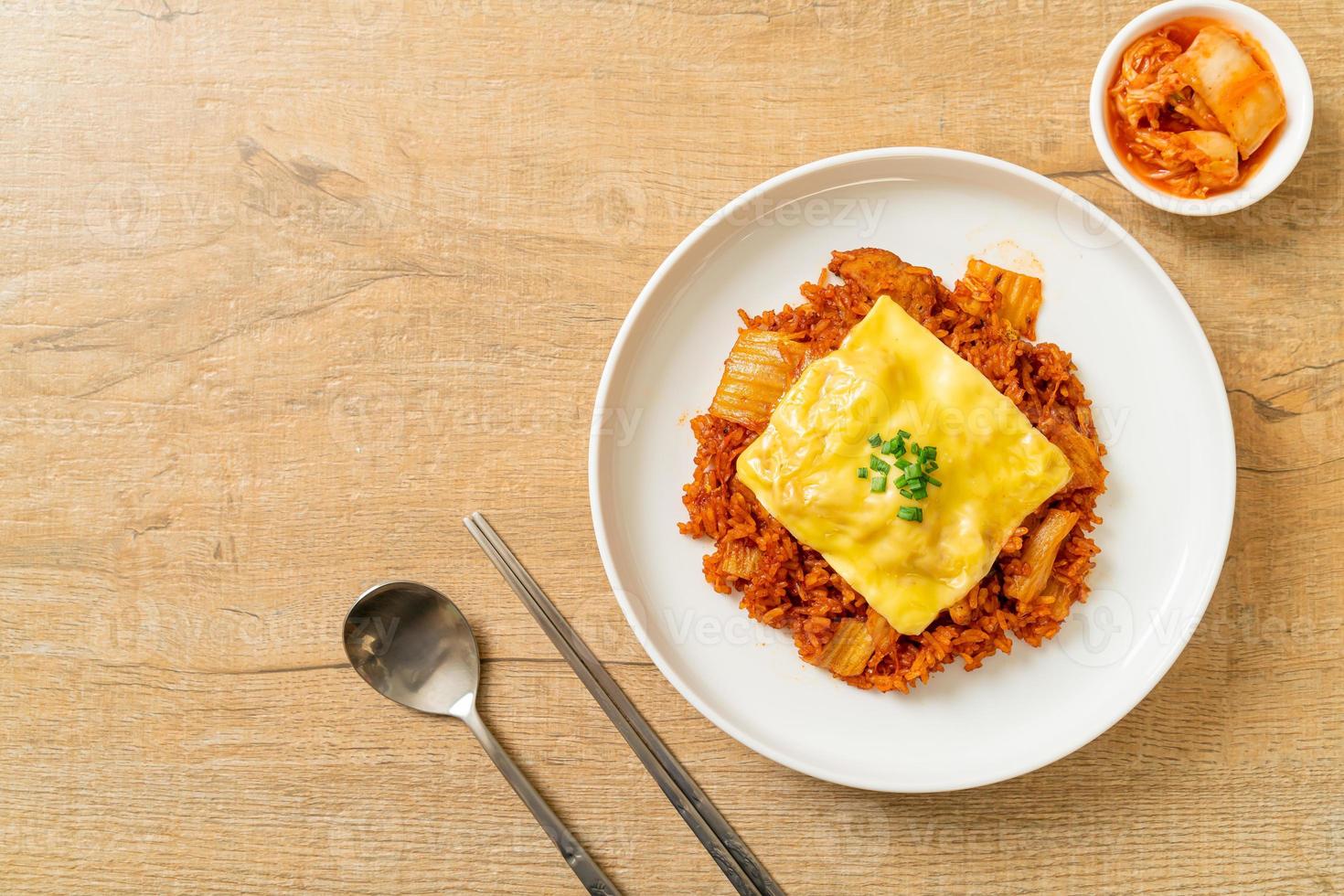 gebratener Kimchi-Reis mit Schweinefleisch und belegtem Käse foto