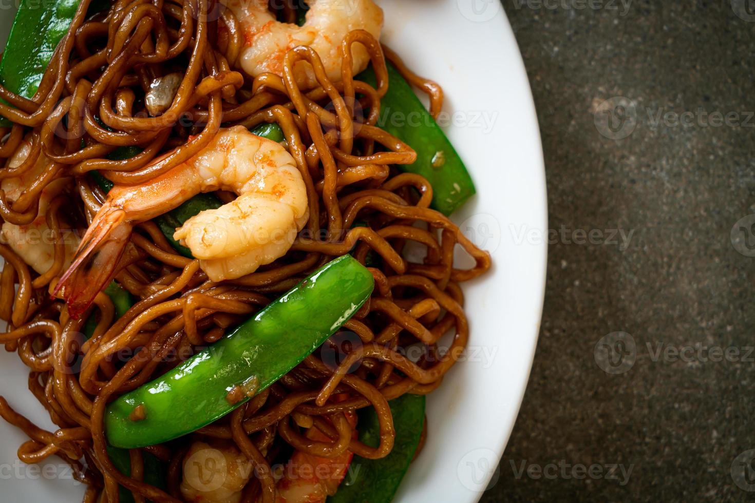 gebratene Yakisoba-Nudeln mit grünen Erbsen und Shrimps foto