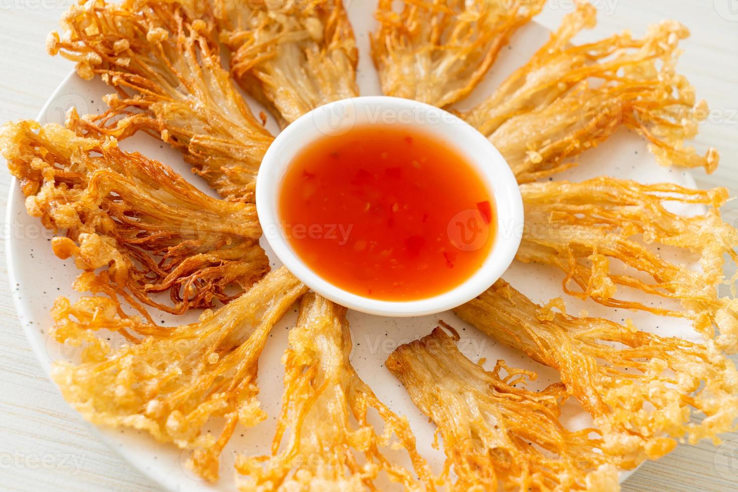 frittierter Enoki-Pilz mit würziger Dip-Sauce foto