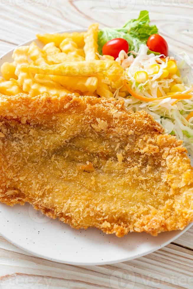 gebratener Fisch und Kartoffelchips foto