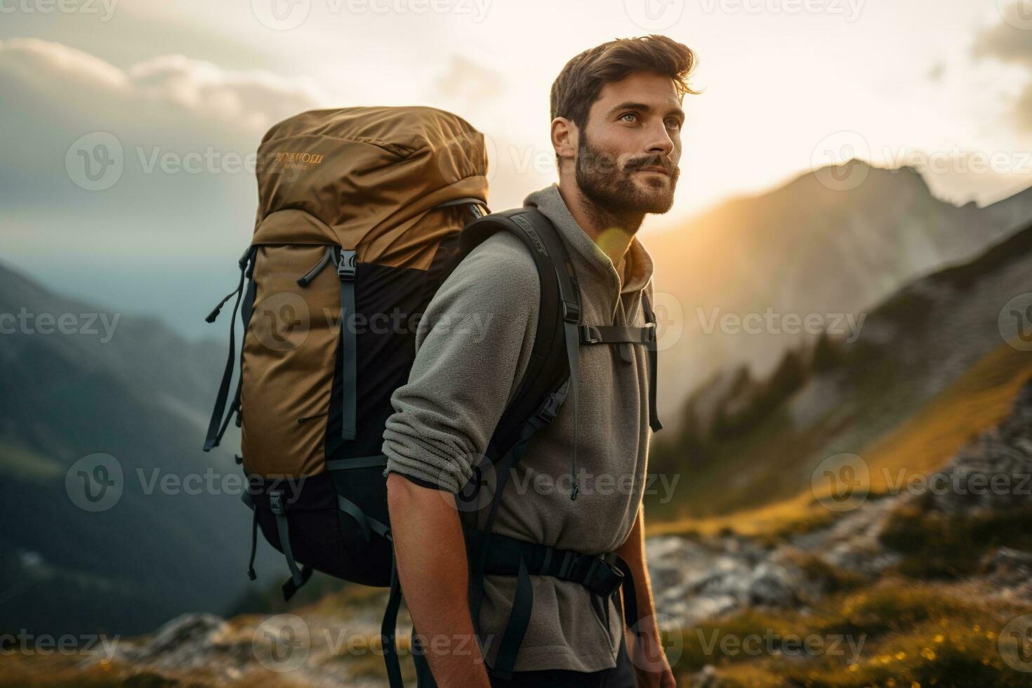 gut aussehend jung Mann mit Rucksack Wandern im das Berge beim Sonnenuntergang ai generiert foto