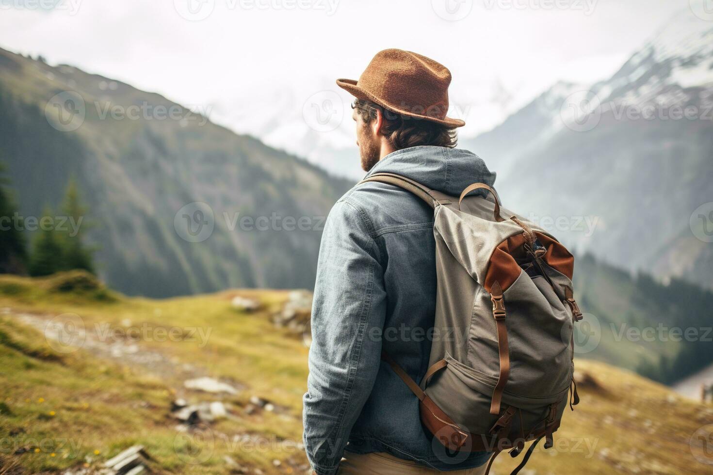 Hipster Reisender mit Rucksack Sitzung auf oben von ein Berg und suchen beim das Schlucht. ai generiert foto