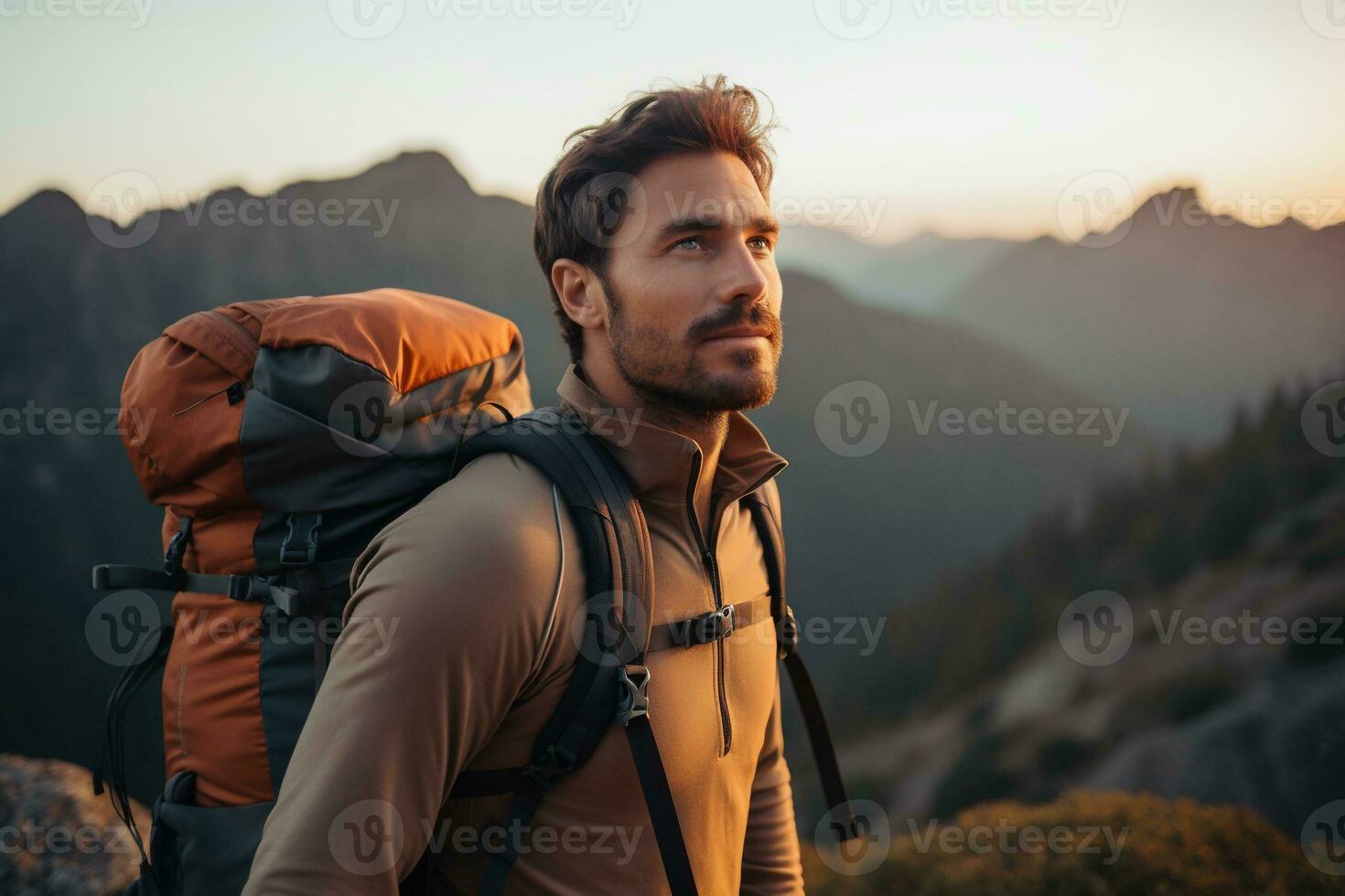 gut aussehend jung Mann mit Rucksack Wandern im das Berge beim Sonnenuntergang ai generiert foto