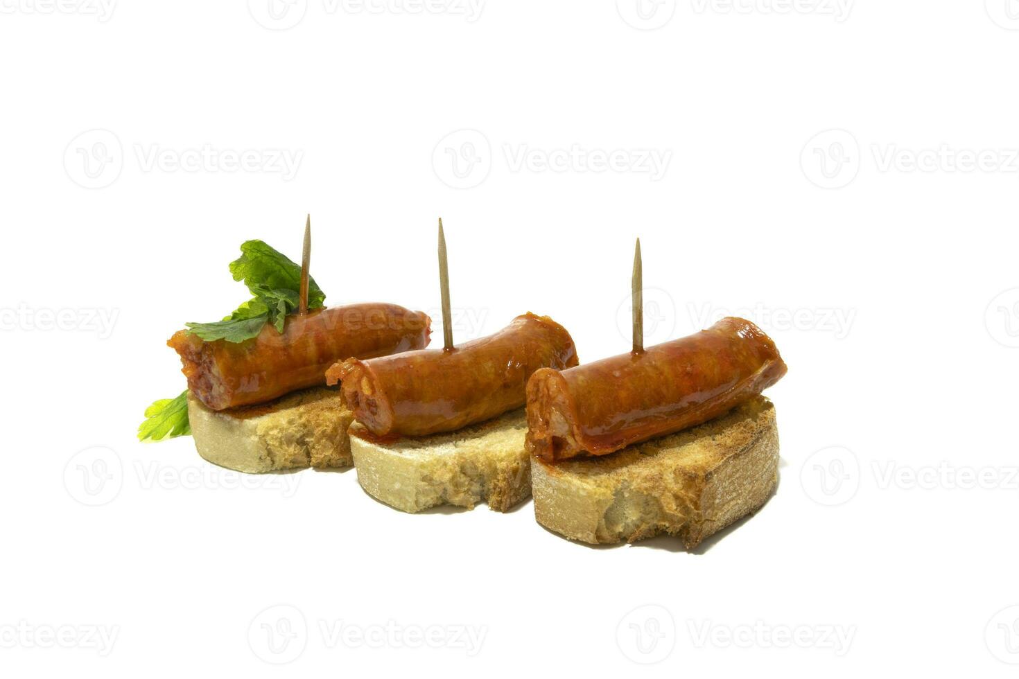 Chistorra mit Brot ,chistorra von das baskisch Txistor, Chorizo, ist ein Art von Würstchen von navarra Ursprung gemacht mit frisch gehackt Schweinefleisch. isoliert im ein Weiß Hintergrund. foto