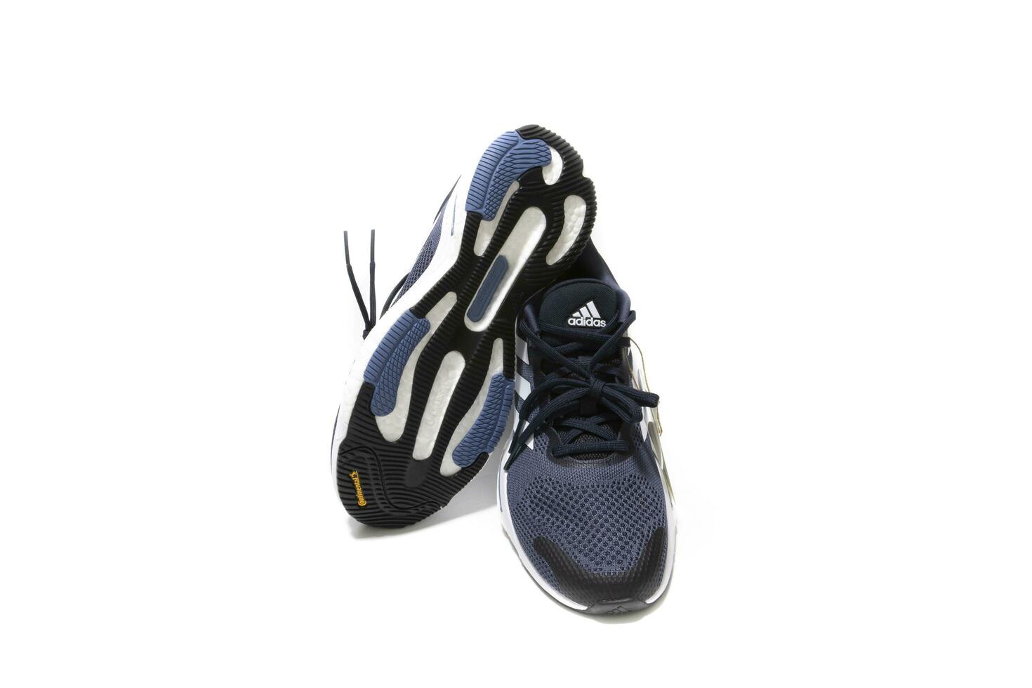 huelva, Spanien, 20.2023,adidas Solar- gleiten 5, sicherlich das Beste Laufen Schuhe, Qualität Preis. isoliert auf ein Weiß Hintergrund. foto