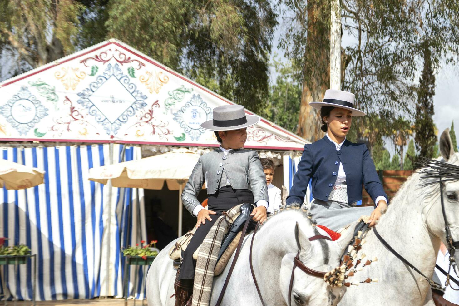 huelva, Andalusien, Spanien. 15.10.2023, das Pferd Messe im huelva, ebenfalls bekannt wie das Herbst gerecht, ist ein beschwingt andalusisch Feier Das Mischungen Pferdesport Tradition mit festlich Energie im ein bunt. foto