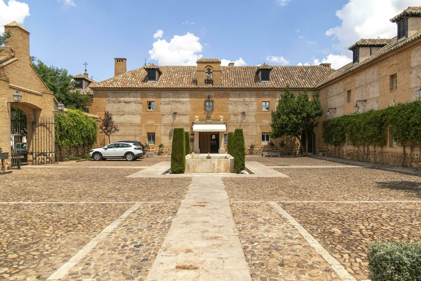Almagro, ciudad real, Spanien, 6.8.2023. das Parador de Turismo de Almagro ist ein schön Hotel Einrichtung gelegen im ein alt 16 .. Jahrhundert Kloster, bekannt wie das Santo Domingo Kloster. foto