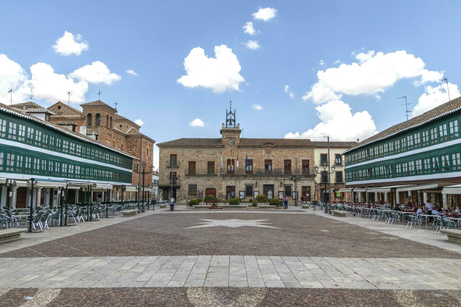 Almagro, ciudad real, Spanien,6.8.2023. Platz Bürgermeister ist ein emblematisch Platz Das kombiniert Geschichte, Kunst und Täglich Leben, Werden ein Treffen Punkt zum Bewohner und Touristen. foto