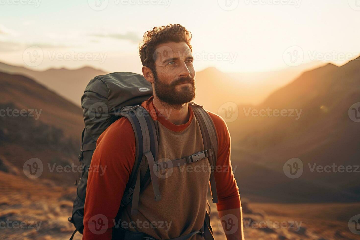 gut aussehend jung Mann mit Rucksack Wandern im das Berge beim Sonnenuntergang ai generiert foto