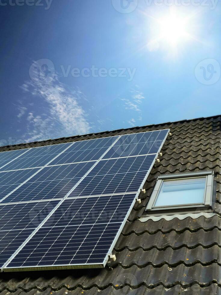 Sonnenkollektoren produzieren saubere Energie auf dem Dach eines Wohnhauses foto