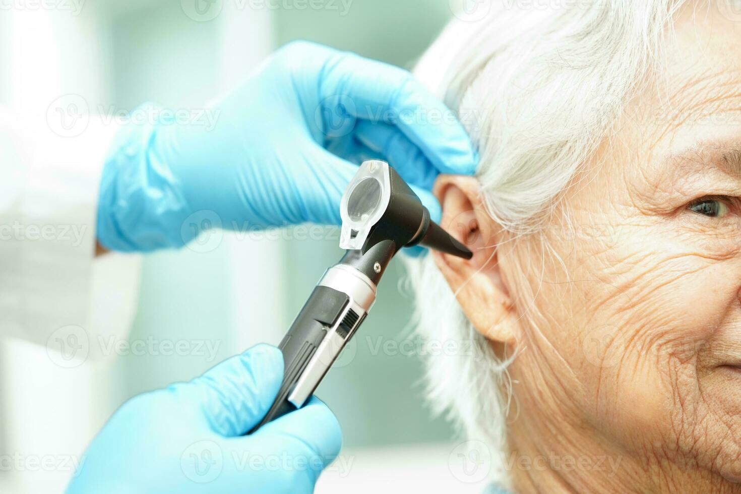HNO-Arzt oder ent Arzt Arzt Prüfung Senior geduldig Ohr mit Otoskop, Hören Verlust Problem. foto