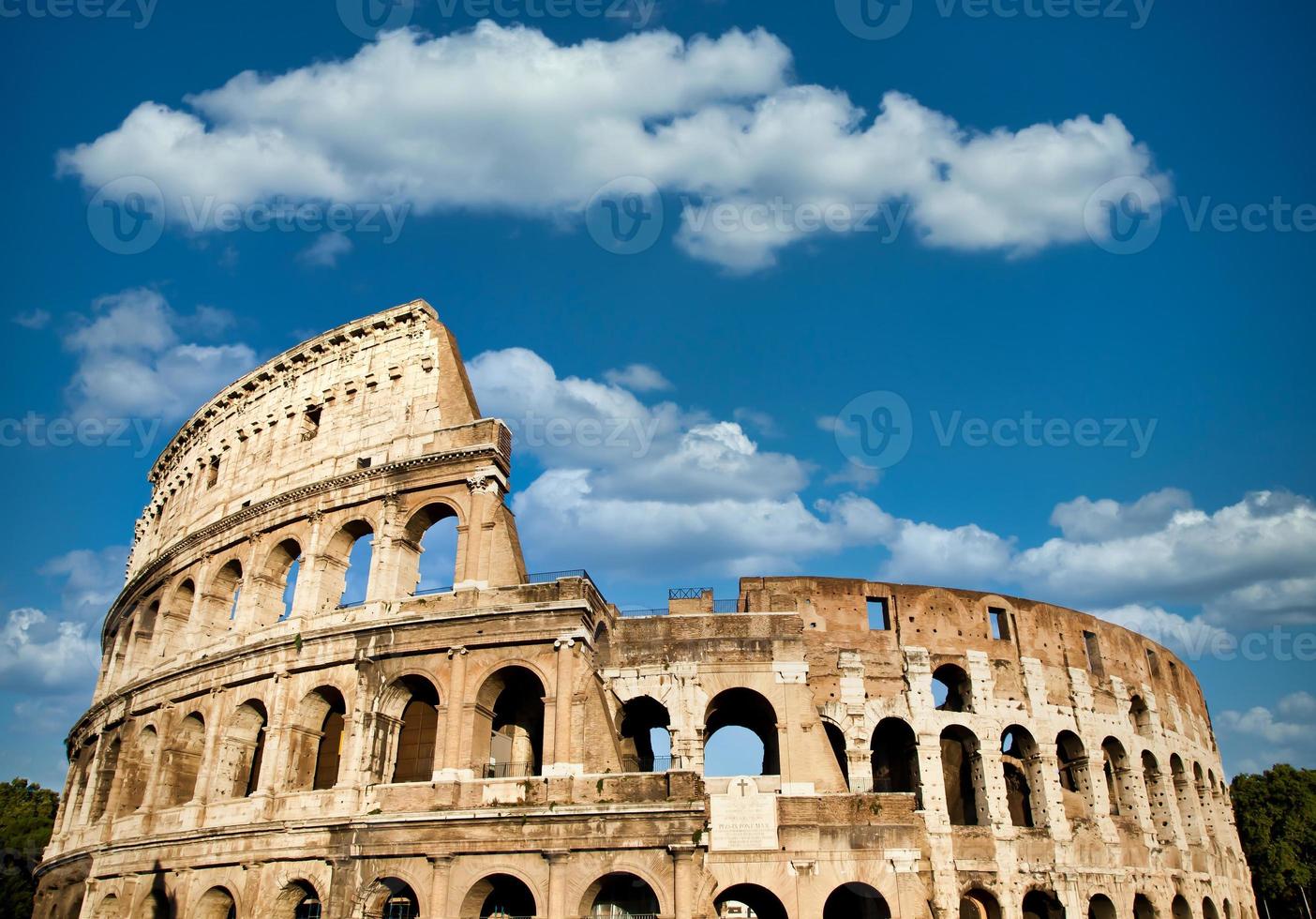 Rom, Italien. Bögen Architektur des Kolosseums außen foto