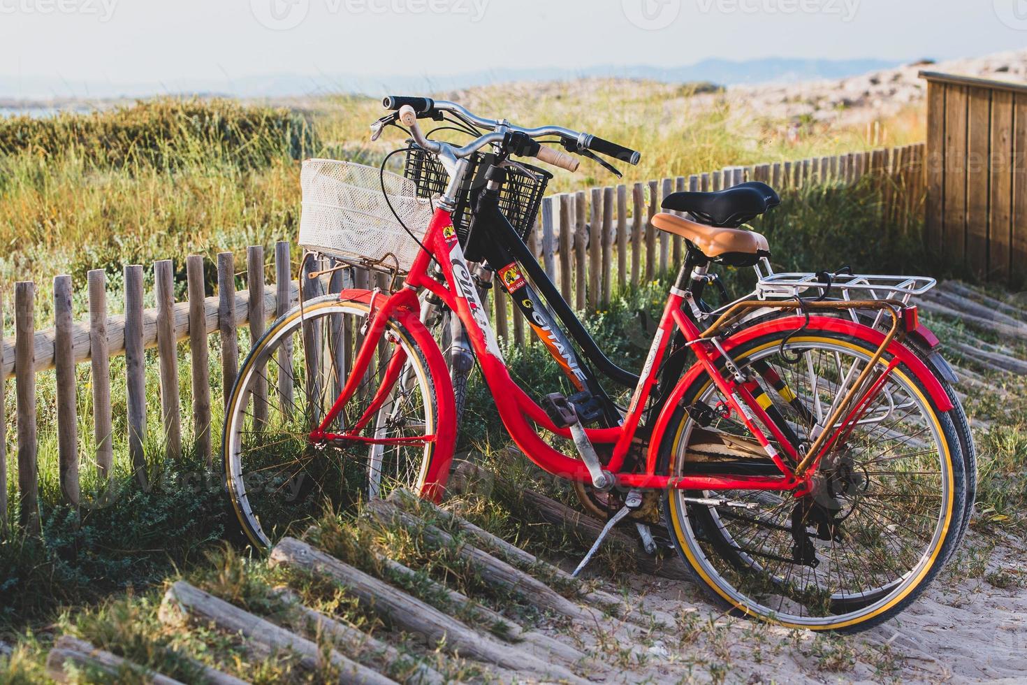 Fahrräder am Strand von Illetes in Formentera in Spanien in Zeiten von Covid19 foto