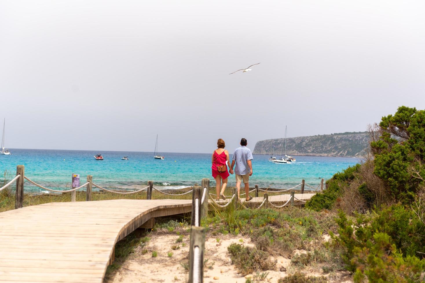 Menschen im Fischerdorf Es Calo de Sant Agusti auf der Insel For foto