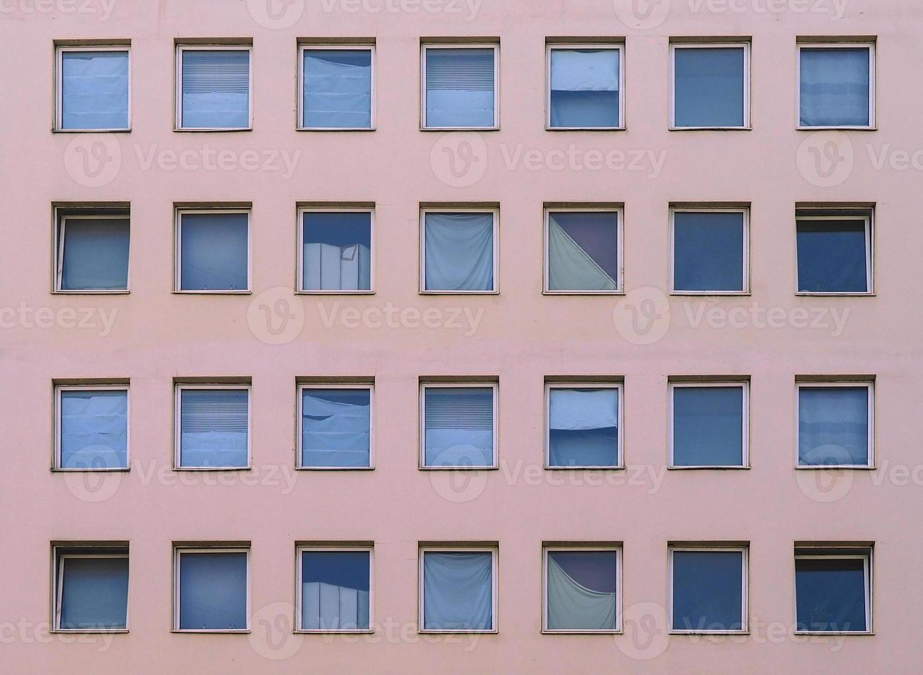 moderne Fassade mit Fenstern foto