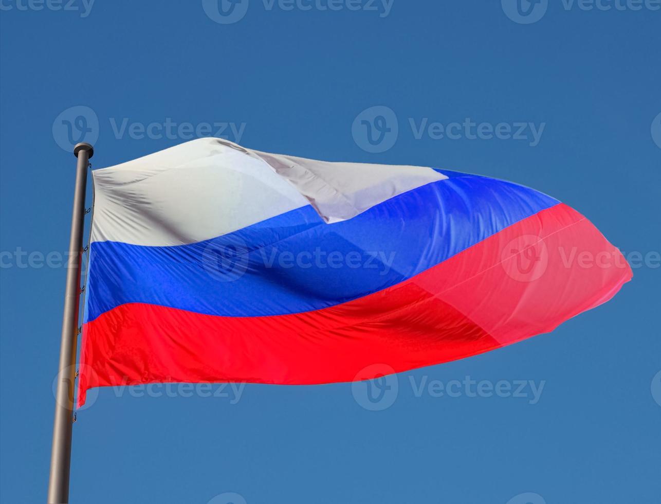 russische flagge von russland über blauem himmel foto