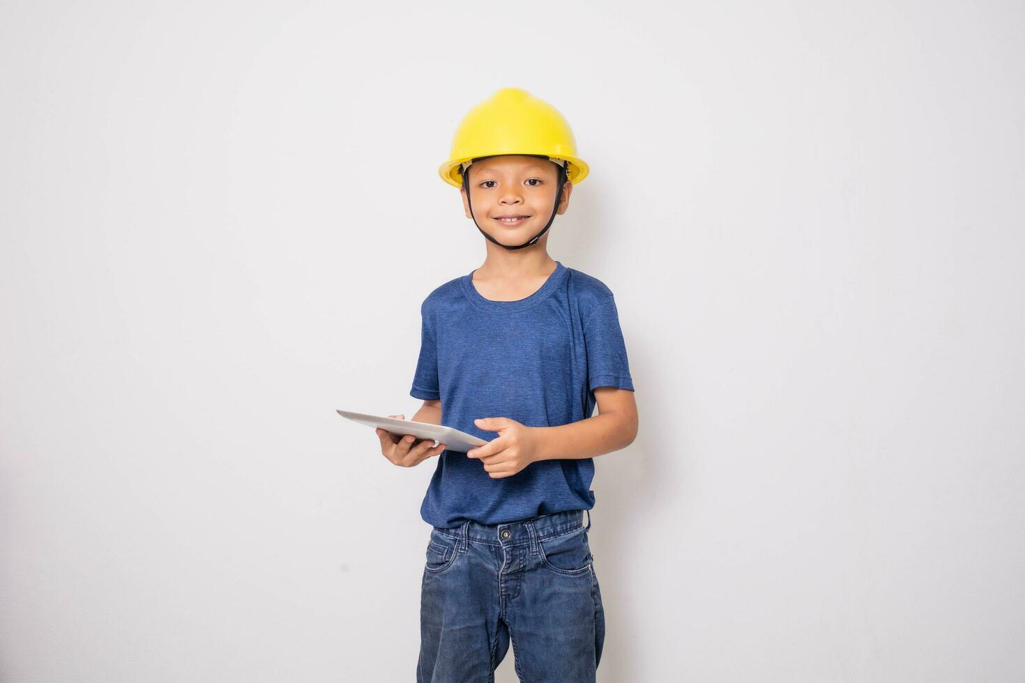 Junge tragen Gelb Hut Ingenieur Idee foto