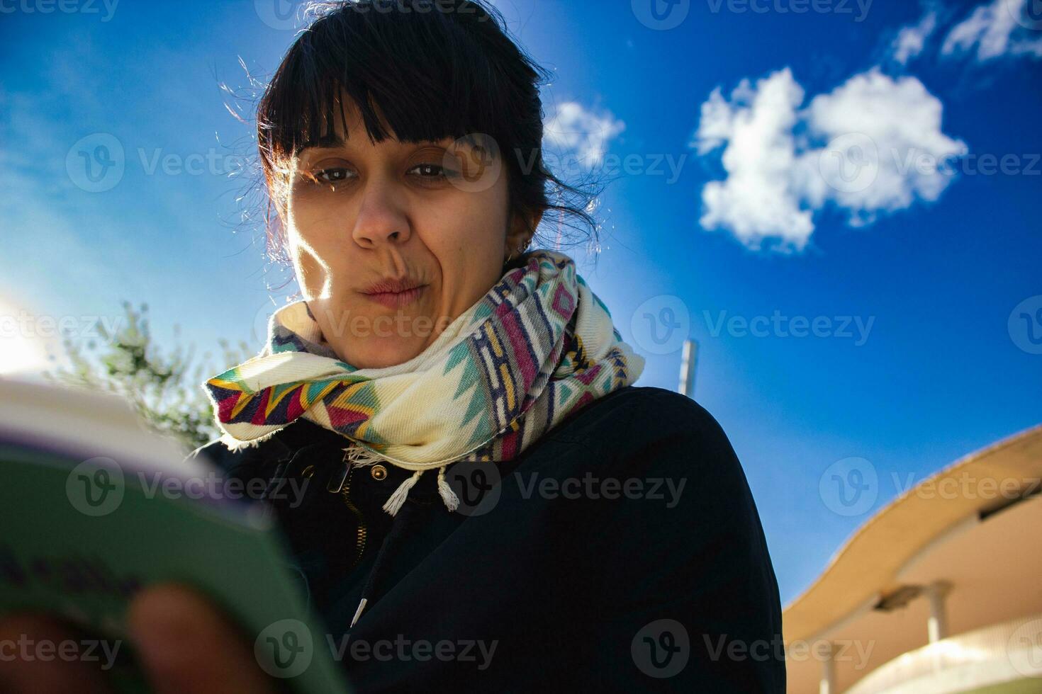 Frau liest Buch foto