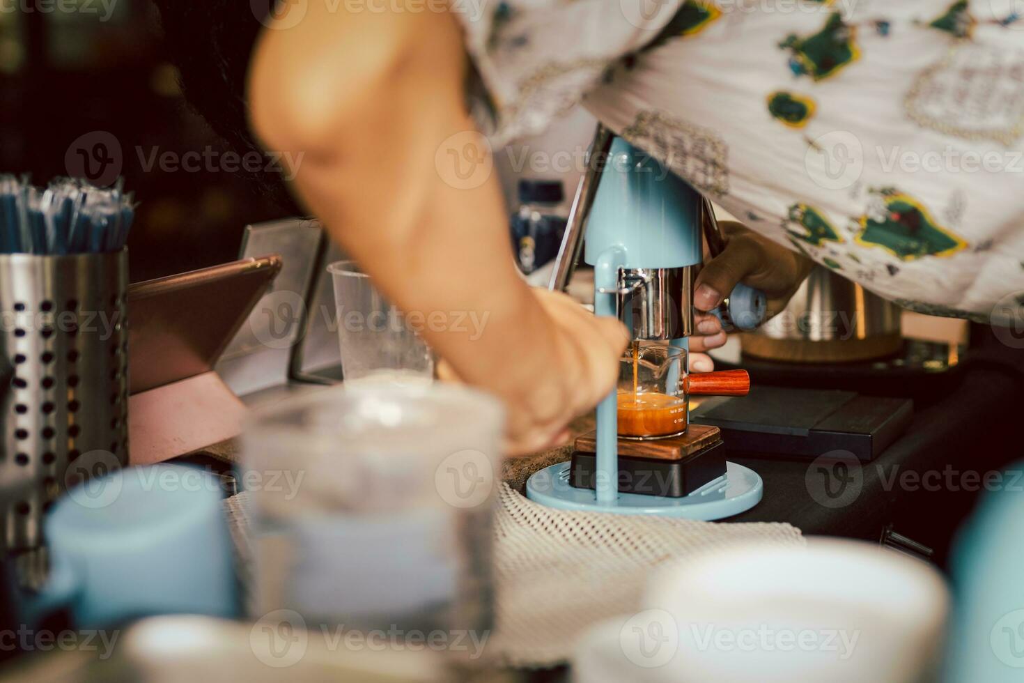 Barista Herstellung ein Extraktion von frisch gebraut Espresso Kaffee von ein Hebelpresso. foto